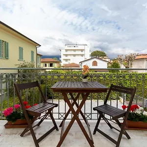 Vacation With 3 Separate And Private Parking Appartamento Marina di Pietrasanta